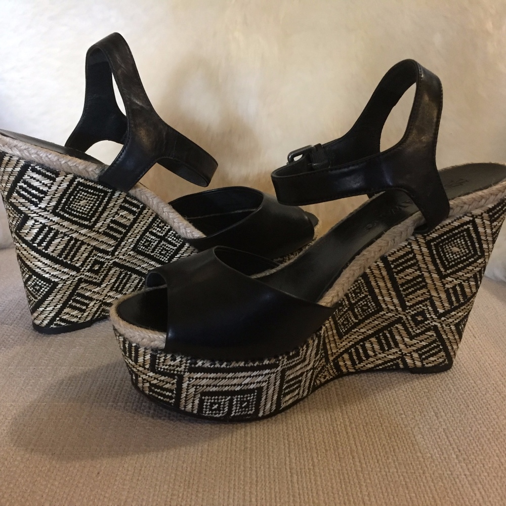 Vera Wang Gorgeous Platform Sandal Size 9.5